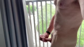 Masturbándome en mi hotel, me desnudo, me corro junto a la ventana
