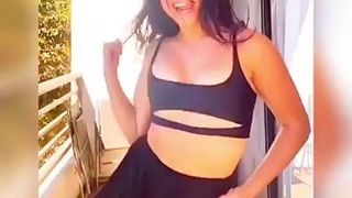 Kira Kosarin - controllo di danza tiktok