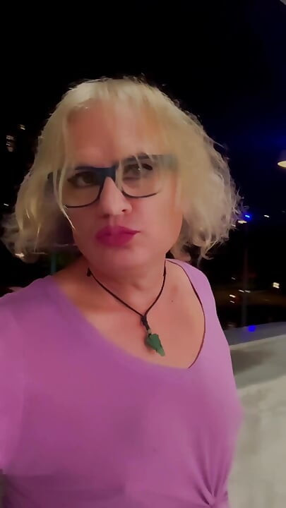 热辣的娘娘腔短裤市中心停车场