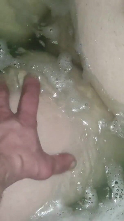 Detik yang tidak dapat dilupakan dari "Teman wanita montel seksi dapat perut besar dan tetek besarnya yang bagus diurut dalam tab mandi. Dia dapat zakar besarnya"