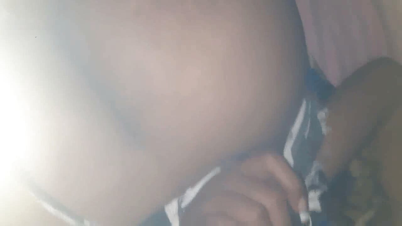 Novo vídeo de sexo cingalês do Sri Lanka ao lado, irmã adotiva a foder a cona a solo, a meter os dedos bem fundo, grande clich, hardcore, quente