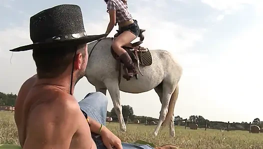 Çiftlik kızı merada serbest bırakılan fanteziler