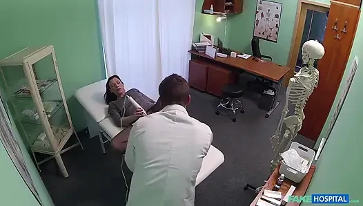 Esmer kadın masaj aletini seks oyuncağına dönüştürüyor