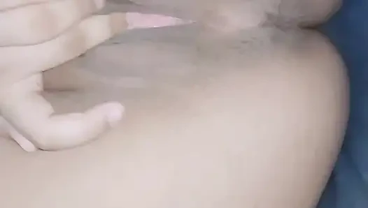Gadis jomblo masturbasi di sofa
