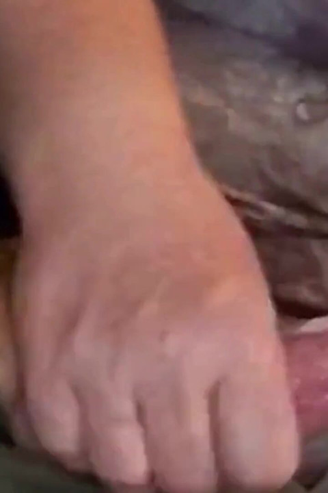 Mijn schoonzoon had niet verwacht dat ik zijn lul af zou trekken en zijn t-shirt zou beitsen met zijn eigen sperma