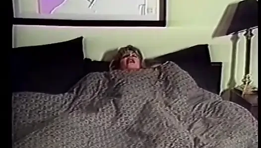 Cewek nakal dengan lingerie seksi saling ngentot memek satu sama lain pakai jari