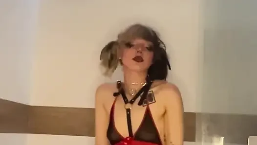Cewek imut ini pamer memeknya sendirian di kamar mandi