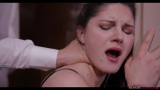 Шлюховатой тинке Francesca Di Caprio уничтожают ее задницу