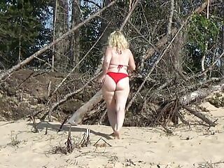 Wit-geel-rood en blauwe bikini op het strand