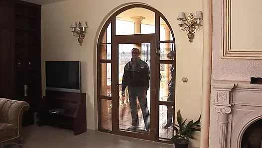 Pembantu rambut cokelat yang lagi sange berat ini dientot habis-habisan