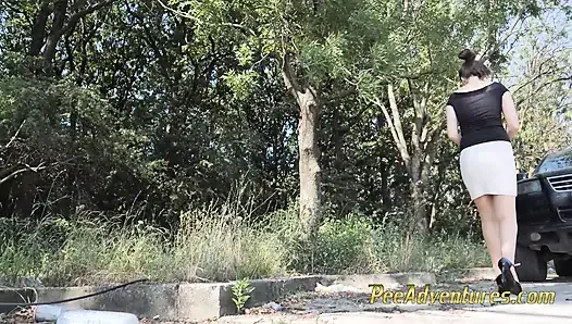 Toplantıya geç kaldım ve açık havada kenara çekip işemek zorunda kaldım