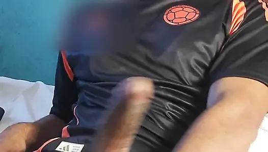 Kolombiyalı futbolcu anaconda'sıyla oynuyor