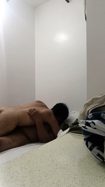 Jameson se coge a un papá casado a pelo en la habitación del hotel | Clip 1