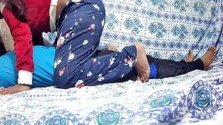 Un ragazzo indiano nepalese fa sesso nella stanza