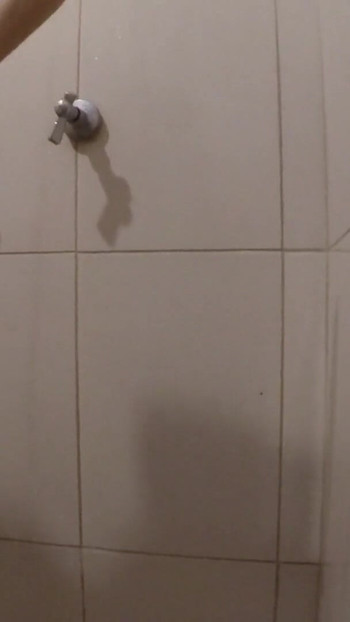 "Oda arkadaşım banyo yaparken kapıyı kapatmayı unuttu, kaydetmeye karar verdim"