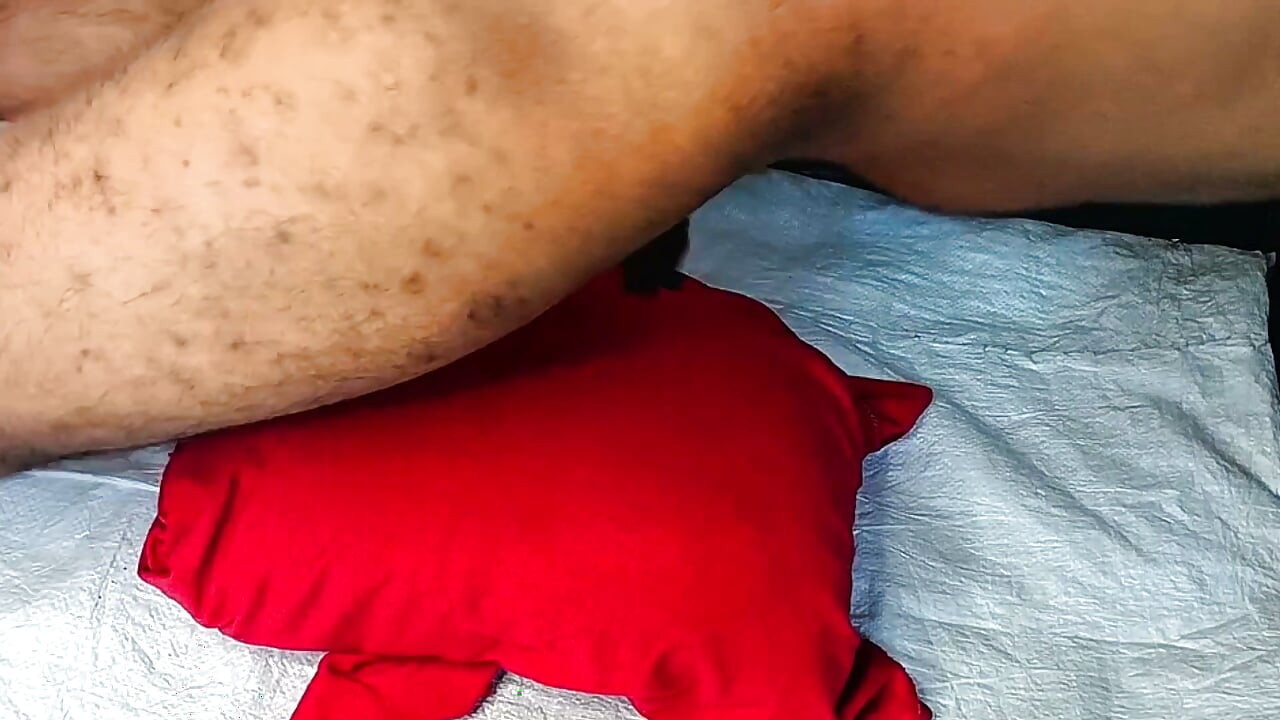 Garoto magro perde o controle e fode o travesseiro com força