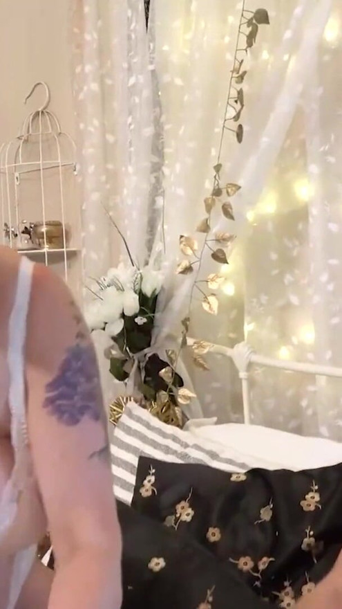 Britanică matură Layla Bird suge pula mare de la Chris Cobalt | Clip 1