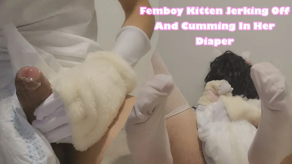 Femboy cica kiveri és beleélvez a pelenkájába