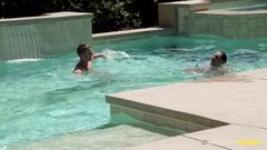 Nextdoorbuddies str8 Freunde genießen Pool und Schwänze