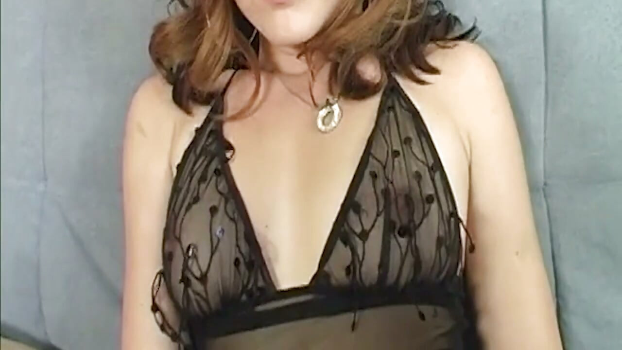 Brunette babe drypper av sæd etter intens knullesesjon