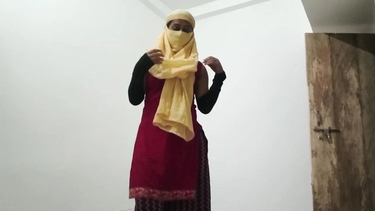 热辣的印度 Dever Bhabhi 在家里狗式啪