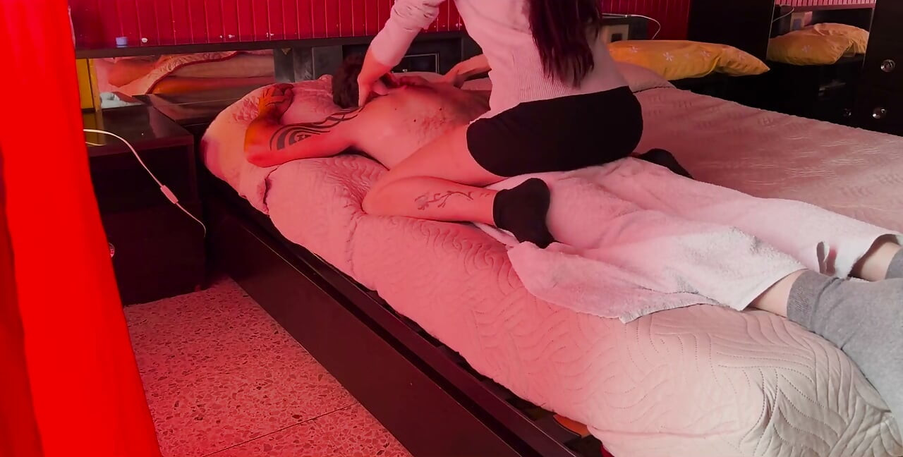 Versaute masseuse sitzt auf dem gesicht des kunden und nimmt seinen schwanz in ihren arsch bis zum letzten tropfen