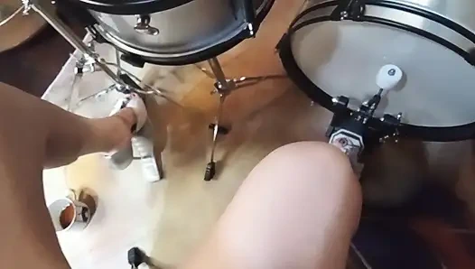 Bermain drum dengan stiletto