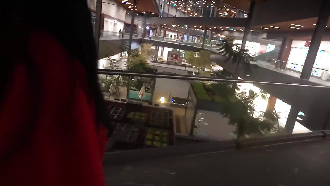 Zostawili ją stojącą w centrum handlowym, więc zabrałem ją do siebie, żeby pocieszyć ją moim kutasem