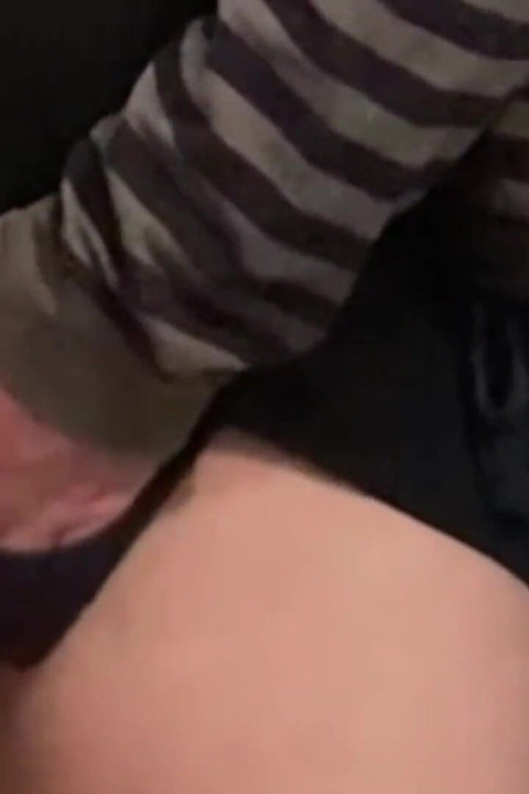 Fată excitată perversă se fute cu degetul sub rochie