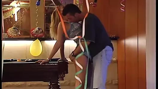 Party Mit Vielen Teens Artet Aus in Wildes Geficke