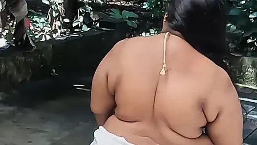 Cewek gemuk India dengan gaun putih seksi, pemotretan topless