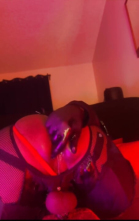 Une femboy salope sexy s’enfile un gros gode dans un trou - jeu de cul coquin et crémeux