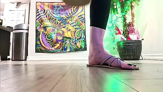 6'7 Raksasa Menghancurkan Tanah di Sandal - Stomps Slow-Mo - Pov