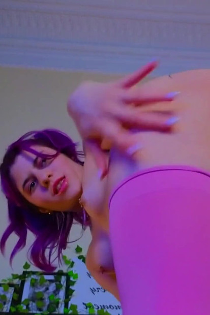 Goli ples i igranje pičke iznad totalne kontrole kamere