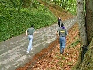 Pelirroja alemana follada por tres tipos al azar en el bosque