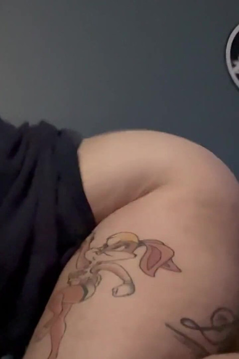 50 palců Ass Lotuss Queeen jezdí na velkém černém péru - Sotva to všechno zvládne. Super žhavá!!