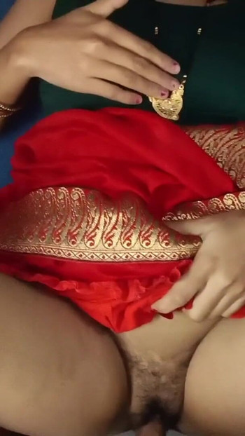 במטבח, הגיס הכריח את הגיסה היפה בסארי אדום לעשות את סגנון הכלבלב וזיין אותה. | קליפ 1