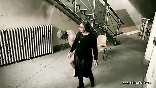 Dominatrix sahibe April - kullanılıyor ve cezalandırılıyor - cell45