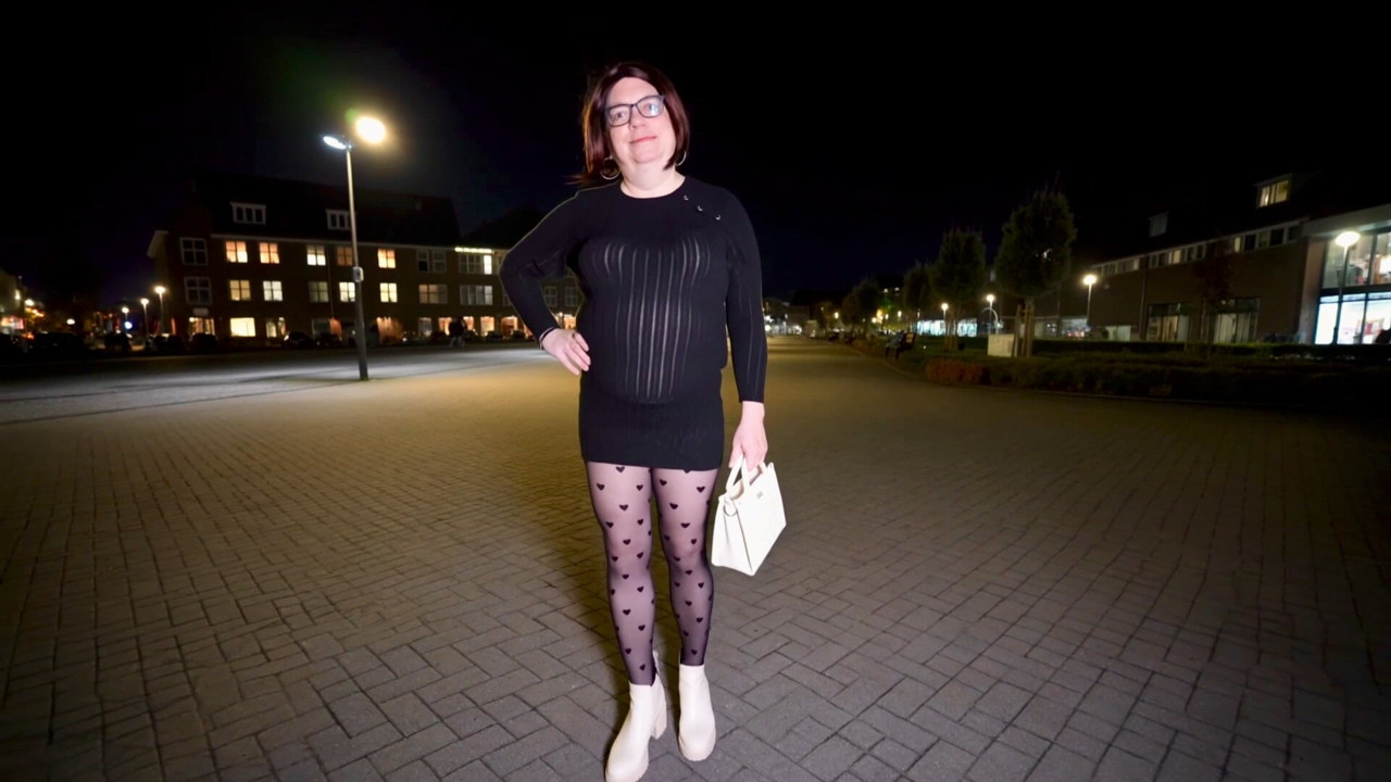 Nicki-Crossdress - Raus für einen Nachtspaziergang in sexy strümpfen