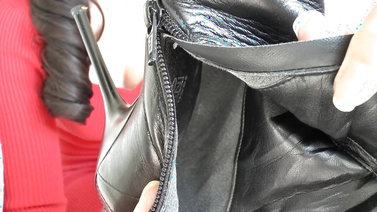 Çizme tabanlarımı yala ve sonra çizmelerimi kokla! Lady Victoria Valente
