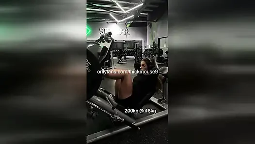 TikTok Live-Fitnessstudio gangbang: 5 Fremde besamen 18-jährige muschi