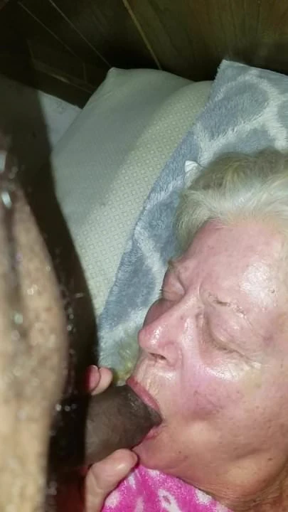 Eating mature sweet white pussy