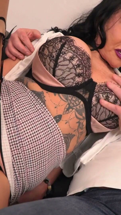 Brytyjska milf Nicole czuje się zdzirowata i zdesperowana dla kutasa | Klip 1
