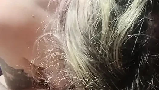 Ona o gırtlağına kadar sakso çekiyor