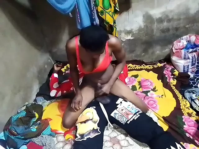 Pelo aluguel não pago, ele beija pelo dono do apartamento.