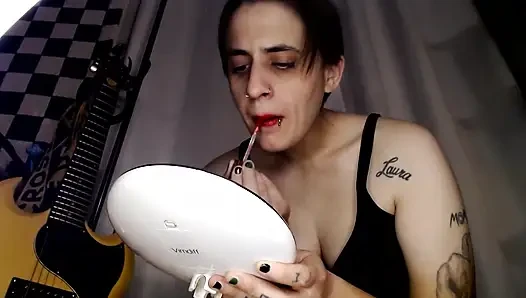Dicke anwendung des roten lippenstifts
