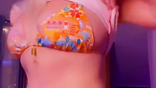 10 фунтов хвастается в бикини