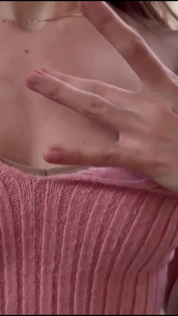 Neckende möpse in rosa top - nahaufnahme brust - körper verehren - titten verehren