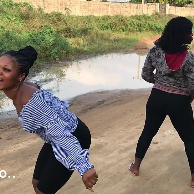 Kekasih lesbian Afrika bermain di luar rumah