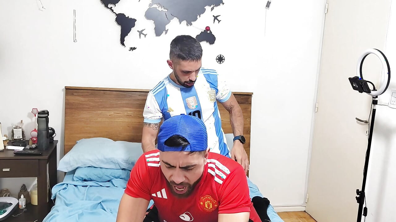 泡泡屁股! 我们和我的朋友一起从球场上来, 他很热衷于看到球员, 事情失控了